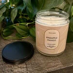 Bath & Body Works / White Barn Pineapple Mango Single Wick 7 oz Candle